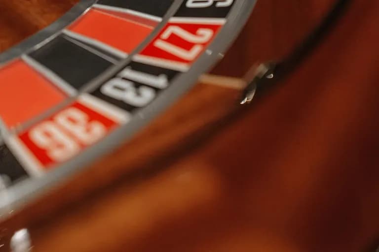 Tumpuan dekat pada poket bernombor sebuah roda rolet