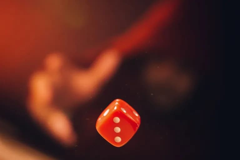 Sebiji dadu merah dirakam ketika sedang bergolek