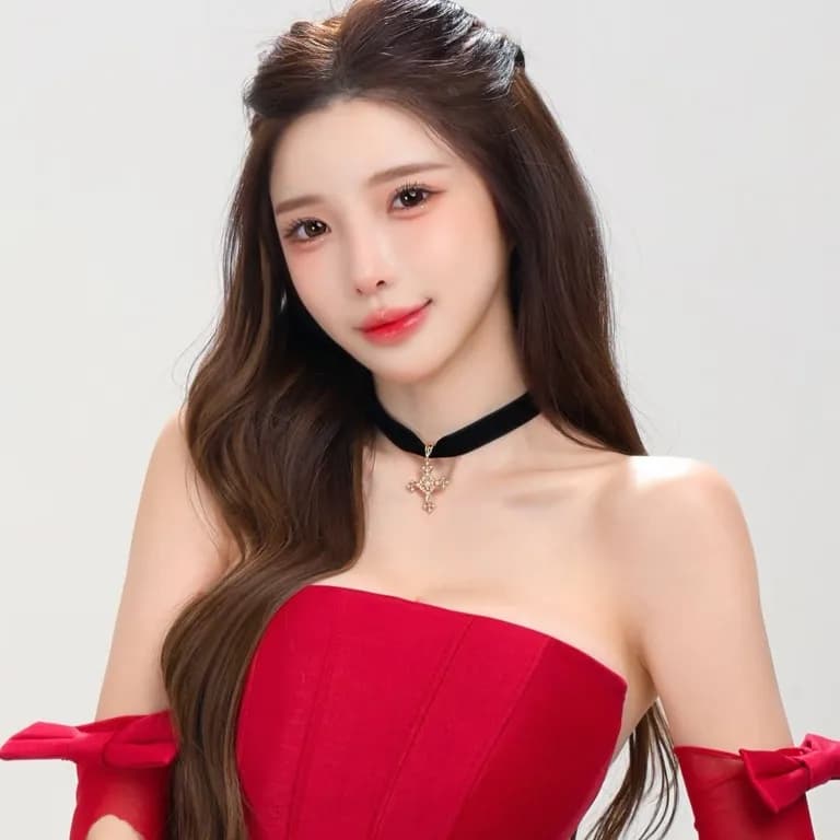 DJ Amber Na berpakaian merah tanpa tali bahu dan rantai leher hitam